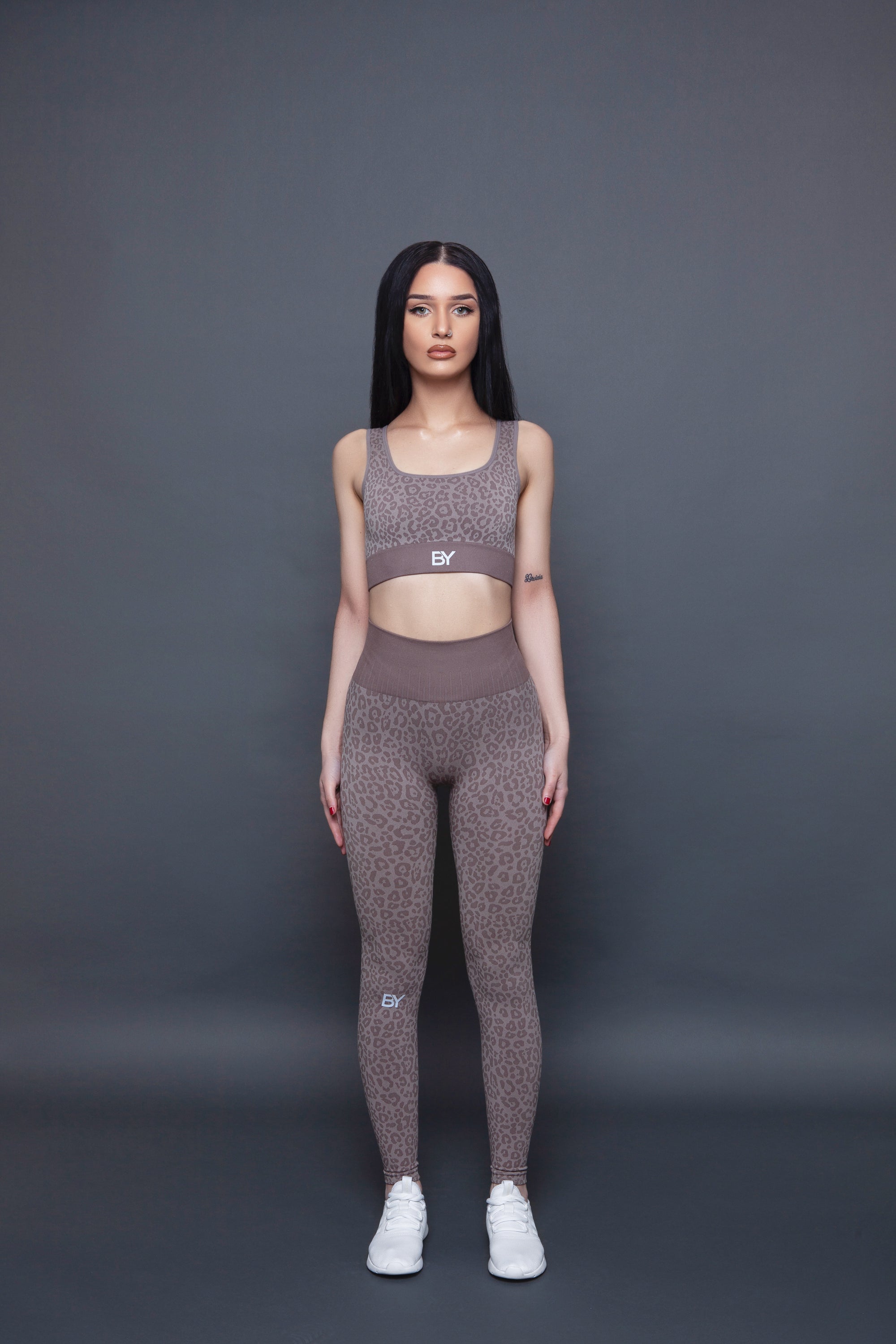 SEAMLESS SCOOP NECK SPORTS BRA IN COFFEE